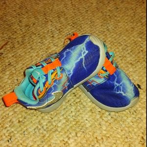 Size 4-5 Baby Nike Roche Shoes